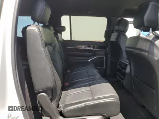 2022 Jeep Wagoneer Series II z VIN 1C4SJVBTXNS211440, wystawiony jako Copart lot #65639735 z przebiegiem 26 672 mil mil oraz Czysty tytuł • Clean title. Historia ofert i sprzedaży dostępna na DreamBid. Obrazek 11.