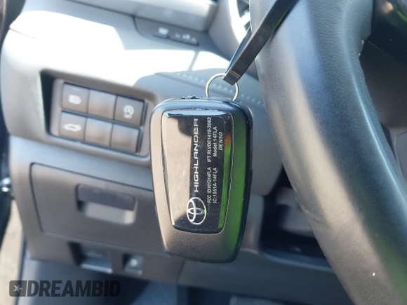 2023 Toyota Highlander L z VIN 5TDKDRBH2PS018091, wystawiony jako IAAI lot #42060302 z przebiegiem 26 267 mil mil oraz . Historia ofert i sprzedaży dostępna na DreamBid. Obrazek 11.