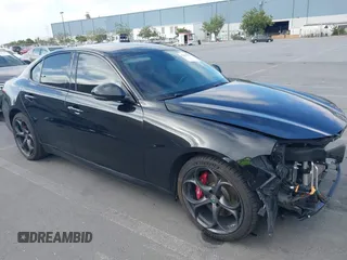 2019 Alfa Romeo Giulia Ti Sport z VIN ZARFANBNXK7604992, wystawiony jako IAAI lot #42463710 z przebiegiem 49 754 mil mil oraz . Historia ofert i sprzedaży dostępna na DreamBid. Obrazek 1.