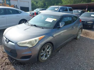 2016 Hyundai Veloster z VIN KMHTC6AD8GU277003, wystawiony jako IAAI lot #42375395 z przebiegiem 166 583 mil mil oraz . Historia ofert i sprzedaży dostępna na DreamBid. Obrazek 2.