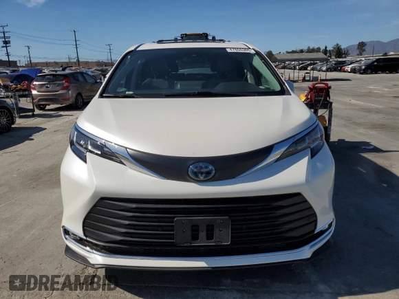 2021 Toyota Sienna XLE with VIN 5TDYRKEC2MS027386, listed as a Copart auction lot 47800305 with 56,000 mi miles and Salvage Title. Bid and sale history available at DreamBid. Image 5.