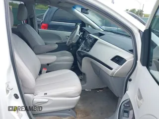 2013 Toyota Sienna L z VIN 5TDZK3DC2DS292129, wystawiony jako IAAI lot #42435143 z przebiegiem 170 767 mil mil oraz . Historia ofert i sprzedaży dostępna na DreamBid. Obrazek 5.