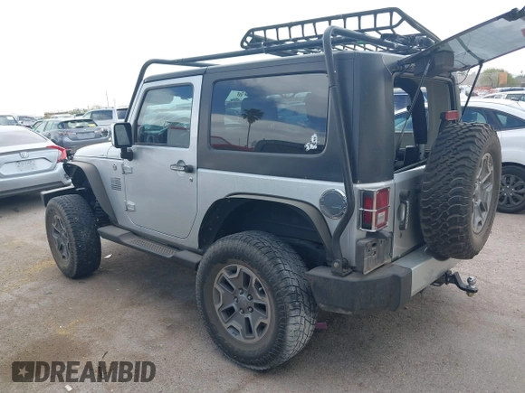 2008 Jeep Wrangler Sahara z VIN 1J4FA54158L640474, wystawiony jako IAAI lot #42243860 z przebiegiem 141 303 mil mil oraz . Historia ofert i sprzedaży dostępna na DreamBid. Obrazek 3.