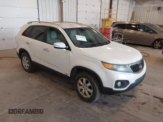 2011 Kia Sorento LX z VIN 5XYKTCA14BG042936, wystawiony jako IAAI lot #42395023 z przebiegiem 195 419 mil mil oraz . Historia ofert i sprzedaży dostępna na DreamBid. Obrazek 1.