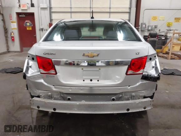 2014 Chevrolet Cruze 1LT z VIN 1G1PC5SB8E7117110, wystawiony jako IAAI lot #42224375 z przebiegiem 81 921 mil mil oraz . Historia ofert i sprzedaży dostępna na DreamBid. Obrazek 18.