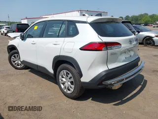 2024 Toyota Corolla Cross L z VIN 7MUAAAAG3RV093387, wystawiony jako IAAI lot #42406766 z przebiegiem 13 598 mil mil oraz . Historia ofert i sprzedaży dostępna na DreamBid. Obrazek 3.