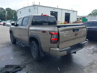 2024 Nissan Frontier Pro-4X z VIN 1N6ED1EK0RN644461, wystawiony jako IAAI lot #42618837 z przebiegiem 18 179 mil mil oraz . Historia ofert i sprzedaży dostępna na DreamBid. Obrazek 3.