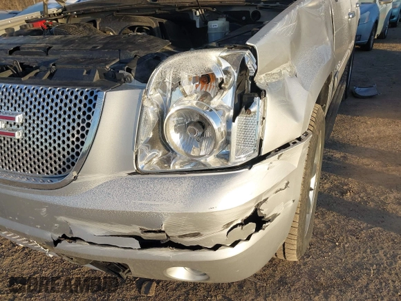 2014 GMC Yukon SLT with VIN 1GKS2CE00ER225071, listed as a IAAI auction lot 41581341 with 113,212 mi miles. Bid and sale history available at carsss.com. Image 6.