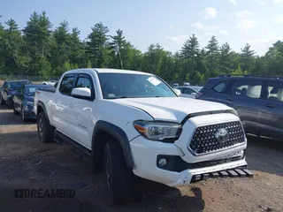 2018 Toyota Tacoma SR5 z VIN 3TMDZ5BN0JM041160, wystawiony jako IAAI lot #42571752 z przebiegiem 106 989 mil mil oraz . Historia ofert i sprzedaży dostępna na DreamBid. Obrazek 1.