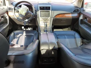 2013 Lincoln MKX z VIN 2LMDJ8JK9DBL14019, wystawiony jako Copart lot #56323495 z przebiegiem 128 687 mil mil oraz Czysty tytuł • Clean title. Historia ofert i sprzedaży dostępna na DreamBid. Obrazek 8.
