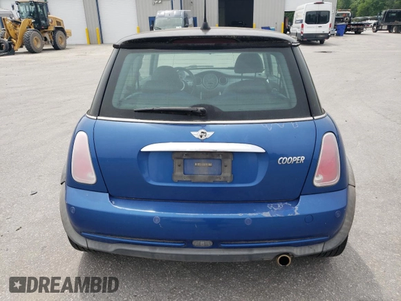 2005 MINI Hardtop z VIN WMWRC33575TJ72830, wystawiony jako Copart lot #53948105 z przebiegiem 121 751 mil mil oraz Szkoda całkowita • Salvage title. Historia ofert i sprzedaży dostępna na DreamBid. Obrazek 6.