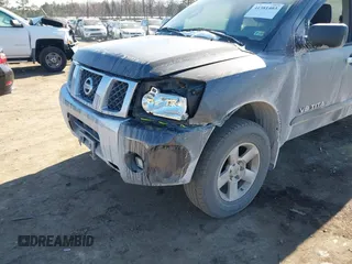2006 Nissan Titan LE z VIN 1N6AA07B46N530408, wystawiony jako IAAI lot #41381403 z przebiegiem 259 376 mil mil oraz . Historia ofert i sprzedaży dostępna na DreamBid. Obrazek 6.