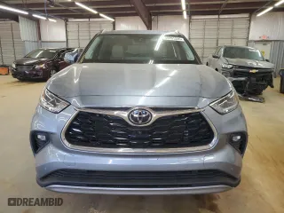 2022 Toyota Highlander Platinum with VIN 5TDFZRBH5NS255058, listed as a Copart auction lot 49701335 with 22,770 mi miles and Salvage Title. Bid and sale history available at carsss.com. Image 5.
