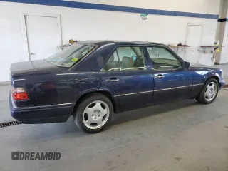 1995 Mercedes-Benz 400 E z VIN WDBEA34E7SC217071, wystawiony jako Copart lot #58014415 z przebiegiem 111 880 mil mil oraz Czysty tytuł • Clean title. Historia ofert i sprzedaży dostępna na DreamBid. Obrazek 3.