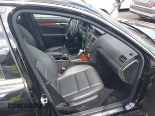 2011 Mercedes-Benz C 300 Sport z VIN WDDGF8BB9BR138442, wystawiony jako IAAI lot #42191668 z przebiegiem 114 255 mil mil oraz . Historia ofert i sprzedaży dostępna na DreamBid. Obrazek 5.