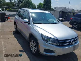 2013 Volkswagen Tiguan SE z VIN WVGAV3AX4DW579821, wystawiony jako IAAI lot #42495336 z przebiegiem 139 595 mil mil oraz . Historia ofert i sprzedaży dostępna na DreamBid. Obrazek 1.