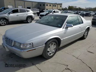 2002 Cadillac Eldorado z VIN 1G6EL12Y52B104208, wystawiony jako Copart lot #82371164 z przebiegiem 134 515 mil mil oraz Czysty tytuł • Clean title. Historia ofert i sprzedaży dostępna na DreamBid. Obrazek 1.