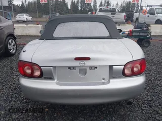 2002 Mazda MX-5 Miata Cloth z VIN JM1NB353620221304, wystawiony jako IAAI lot #41178747 z przebiegiem 98 958 mil mil oraz . Historia ofert i sprzedaży dostępna na DreamBid. Obrazek 16.