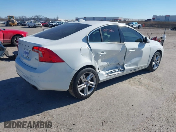 2015 Volvo S60 T5 Drive-E Premier z VIN YV140MFKXF1351769, wystawiony jako IAAI lot #41392860 z przebiegiem 56 920 mil mil oraz . Historia ofert i sprzedaży dostępna na DreamBid. Obrazek 4.
