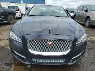 2017 Jaguar XJ with VIN SAJWJ2GD8H8W07547, listed as a Copart auction lot 47433375 with 40,258 mi miles and Clean Title. Bid and sale history available at carsss.com. Image 5.