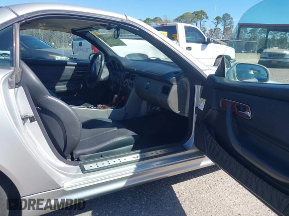 2001 Mercedes-Benz SLK 230/320 z VIN WDBKK65F71F210921, wystawiony jako IAAI lot #41718596 z przebiegiem 94 332 mil mil oraz . Historia ofert i sprzedaży dostępna na DreamBid. Obrazek 5.