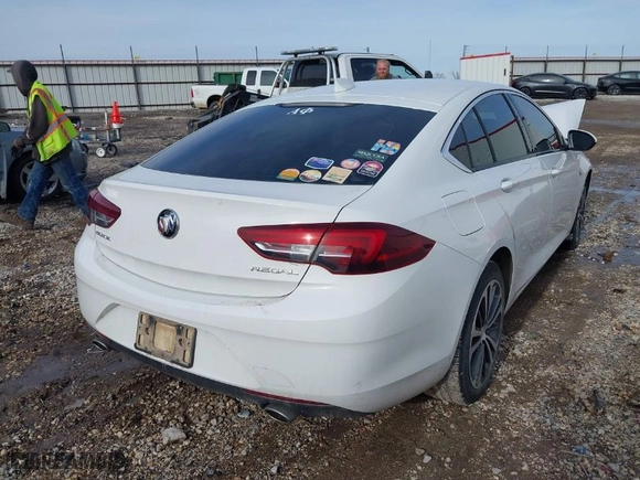 2018 Buick Regal Sportback Essence with VIN W04GP6SX8J1091113, listed as a IAAI auction lot 41576826 with NaN miles. Bid and sale history available at carsss.com. Image 4.