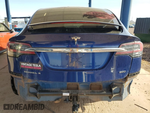 2016 Tesla Model X 70D z VIN 5YJXCBE22GF003067, wystawiony jako Copart lot #56051345 z przebiegiem 126 113 mil mil oraz Szkody całkowita. Historia ofert i sprzedaży dostępna na DreamBid. Obrazek 6.