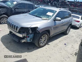 2020 Jeep Cherokee Latitude z VIN 1C4PJLCB6LD582449, wystawiony jako IAAI lot #42149389 z przebiegiem 121 499 mil mil oraz . Historia ofert i sprzedaży dostępna na DreamBid. Obrazek 17.