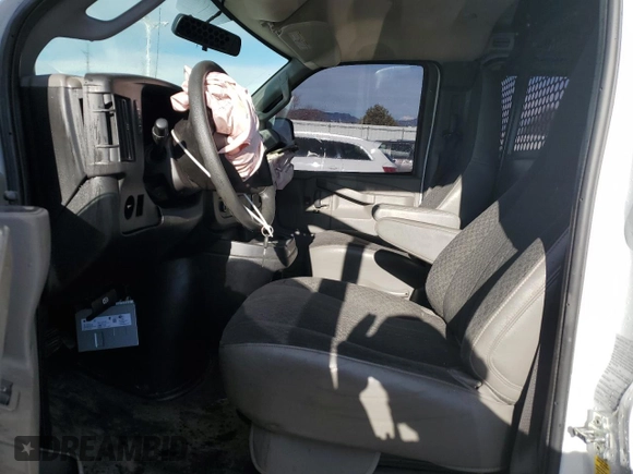 2020 GMC Savana Cargo z VIN 1GTW7AFGXL1264289, wystawiony jako Copart lot #46355335 z przebiegiem 112 214 mil mil oraz Szkoda całkowita • Salvage title. Historia ofert i sprzedaży dostępna na DreamBid. Obrazek 7.