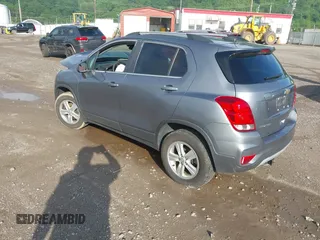 2020 Chevrolet Trax LT z VIN 3GNCJPSB7LL323025, wystawiony jako IAAI lot #42258130 z przebiegiem 55 635 mil mil oraz . Historia ofert i sprzedaży dostępna na DreamBid. Obrazek 3.