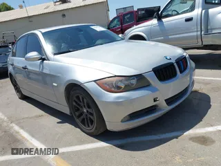 2007 BMW 3 Series 328i z VIN WBAVA335X7KX75817, wystawiony jako IAAI lot #42407748 z przebiegiem 133 038 mil mil oraz . Historia ofert i sprzedaży dostępna na DreamBid. Obrazek 1.