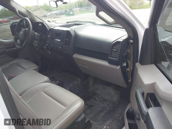 2019 Ford F-150 XL z VIN 1FTMF1CP6KKF11931, wystawiony jako IAAI lot #42263673 z przebiegiem 81 578 mil mil oraz . Historia ofert i sprzedaży dostępna na DreamBid. Obrazek 5.