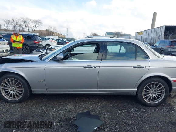 2006 Jaguar XJ with VIN SAJWA71B96SH04571, listed as a IAAI auction lot 41574323 with 1 mi miles. Bid and sale history available at carsss.com. Image 13.