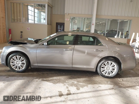 2014 Chrysler 300 C z VIN 2C3CCAKG6EH273214, wystawiony jako IAAI lot #41656641 z przebiegiem 211 121 mil mil oraz . Historia ofert i sprzedaży dostępna na DreamBid. Obrazek 13.