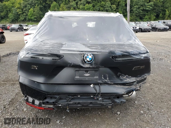 2023 BMW iX M60 z VIN WB533CF0XPCK81841, wystawiony jako Copart lot #68497884 z przebiegiem 10 318 mil mil oraz Szkoda całkowita • Salvage title. Historia ofert i sprzedaży dostępna na DreamBid. Obrazek 6.