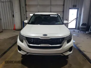 2021 Kia Seltos LX z VIN KNDEPCAA4M7138115, wystawiony jako Copart lot #58393665 z przebiegiem 57 132 mil mil oraz Szkoda całkowita • Salvage title. Historia ofert i sprzedaży dostępna na DreamBid. Obrazek 5.