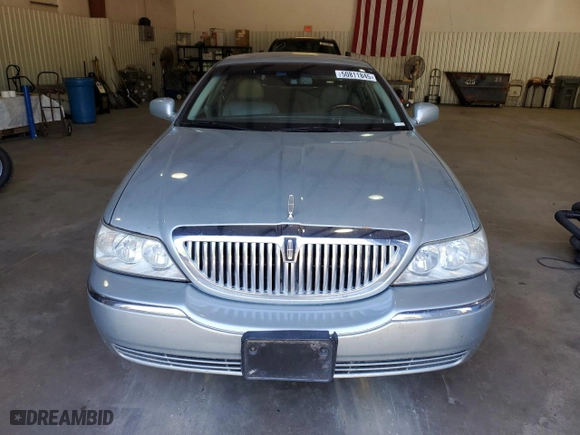 2007 Lincoln Town Car Signature Limited with VIN 1LNHM82VX7Y632445, listed as a Copart auction lot 50811845 with 197,104 mi miles and Salvage Title. Bid and sale history available at carsss.com. Image 5.