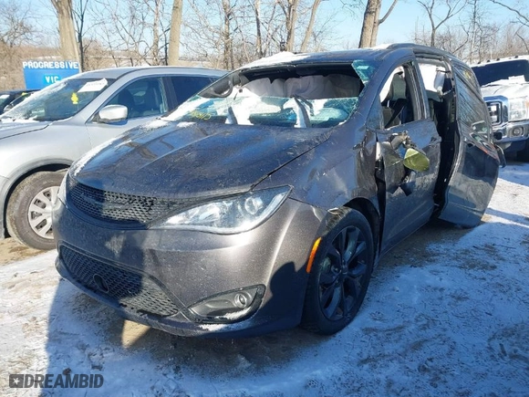 2018 Chrysler Pacifica Limited with VIN 2C4RC1GG1JR289095, listed as a IAAI auction lot 41413115 with 92,045 mi miles. Bid and sale history available at carsss.com. Image 6.