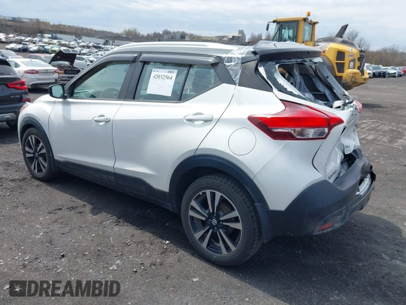 2019 Nissan Kicks SV z VIN 3N1CP5CU1KL496388, wystawiony jako IAAI lot #42032564 z przebiegiem 73 258 mil mil oraz . Historia ofert i sprzedaży dostępna na DreamBid. Obrazek 3.