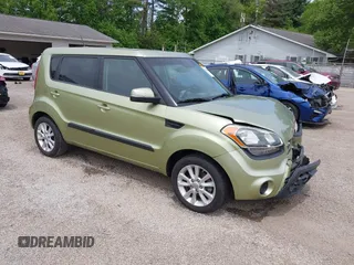 2013 Kia Soul + z VIN KNDJT2A68D7550568, wystawiony jako IAAI lot #42224658 z przebiegiem 75 789 mil mil oraz . Historia ofert i sprzedaży dostępna na DreamBid. Obrazek 1.