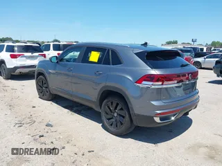 2024 Volkswagen Atlas SE z VIN 1V2JE2CA2RC217260, wystawiony jako IAAI lot #42178259 z przebiegiem 30 640 mil mil oraz . Historia ofert i sprzedaży dostępna na DreamBid. Obrazek 3.