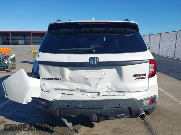 2023 Honda Passport TrailSport z VIN 5FNYF8H68PB007654, wystawiony jako IAAI lot #40816118 z przebiegiem 35 656 mil mil oraz . Historia ofert i sprzedaży dostępna na DreamBid. Obrazek 6.
