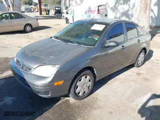 2007 Ford Focus S with VIN 1FAFP34N87W211893, listed as a IAAI auction lot 41861386 with 511,418 mi miles. Bid and sale history available at carsss.com. Image 2.