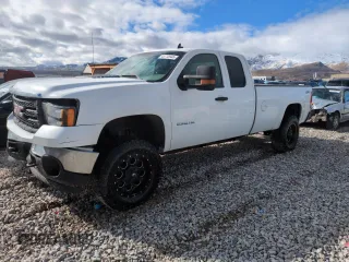 2011 GMC Sierra 2500HD Work Truck z VIN 1GT22ZC84BZ377583, wystawiony jako Copart lot #45112945 z przebiegiem 314 891 mil mil oraz Szkoda całkowita • Salvage title. Historia ofert i sprzedaży dostępna na DreamBid. Obrazek 1.