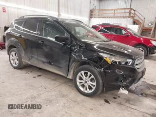 2018 Ford Escape SE z VIN 1FMCU9GD0JUC25636, wystawiony jako IAAI lot #40996760 z przebiegiem 70 097 mil mil oraz . Historia ofert i sprzedaży dostępna na DreamBid. Obrazek 1.