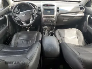 2015 Kia Sorento SX z VIN 5XYKW4A78FG581437, wystawiony jako Copart lot #57281105 z przebiegiem 114 270 mil mil oraz Czysty tytuł • Clean title. Historia ofert i sprzedaży dostępna na DreamBid. Obrazek 8.