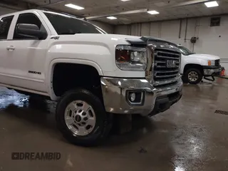 2018 GMC Sierra 2500HD SLE z VIN 1GT22SEG0JZ334319, wystawiony jako IAAI lot #42126870 z przebiegiem 78 935 mil mil oraz . Historia ofert i sprzedaży dostępna na DreamBid. Obrazek 6.
