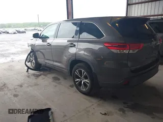 2017 Toyota Highlander LE z VIN 5TDBZRFH6HS386710, wystawiony jako IAAI lot #42226567 z przebiegiem 64 773 mil mil oraz . Historia ofert i sprzedaży dostępna na DreamBid. Obrazek 3.