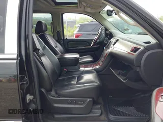 2007 Cadillac Escalade z VIN 1GYFK63837R400983, wystawiony jako IAAI lot #42211005 z przebiegiem 181 006 mil mil oraz . Historia ofert i sprzedaży dostępna na DreamBid. Obrazek 5.