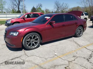 2018 Chrysler 300 S z VIN 2C3CCABG8JH296147, wystawiony jako Copart lot #52201345 z przebiegiem 127 288 mil mil oraz Szkoda całkowita • Salvage title. Historia ofert i sprzedaży dostępna na DreamBid. Obrazek 1.